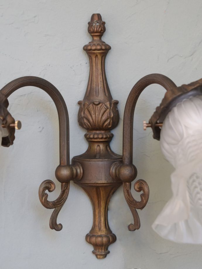 壁付け照明の土台部分