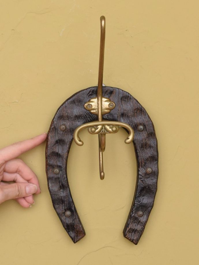 壁を飾るウォールフック