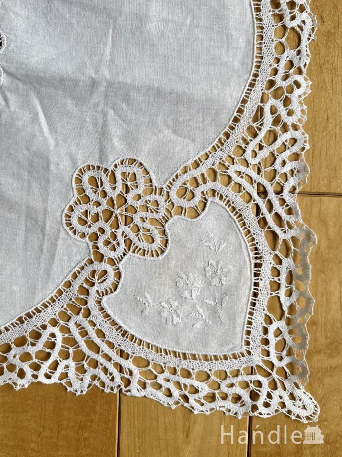 フランスから届いたアンティーク雑貨、ドロンワークレースのテーブル