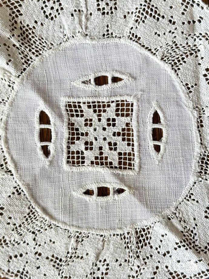 フランスから届いたアンティークのドイリー、フィレレースの