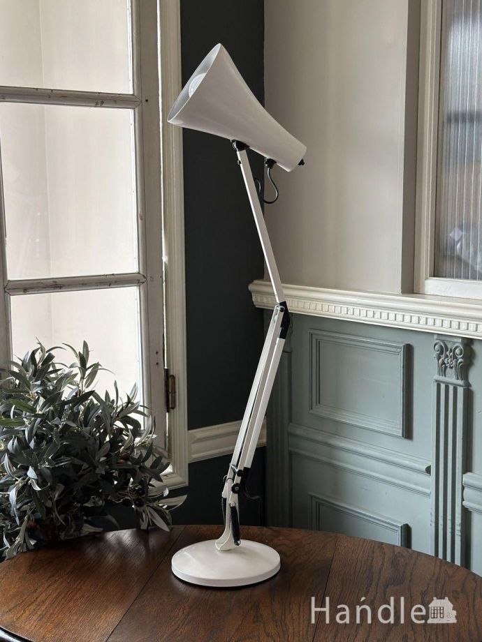 可動するデスクランプ