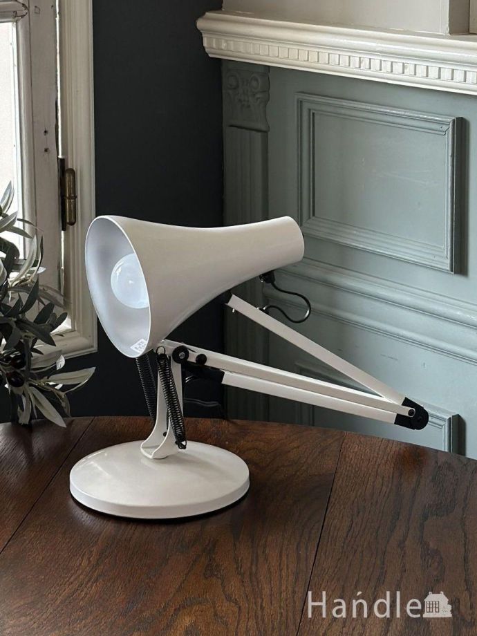 アームが動くランプ