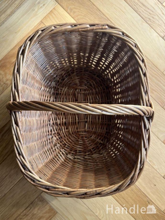 アンティークバスケットの中