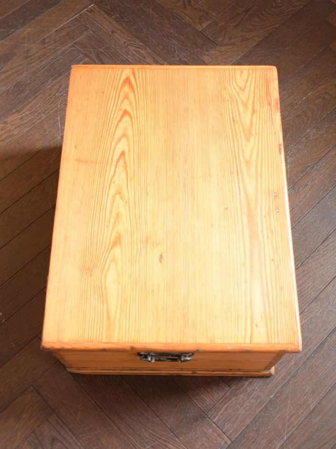 アンティークのブランケットボックスの天板