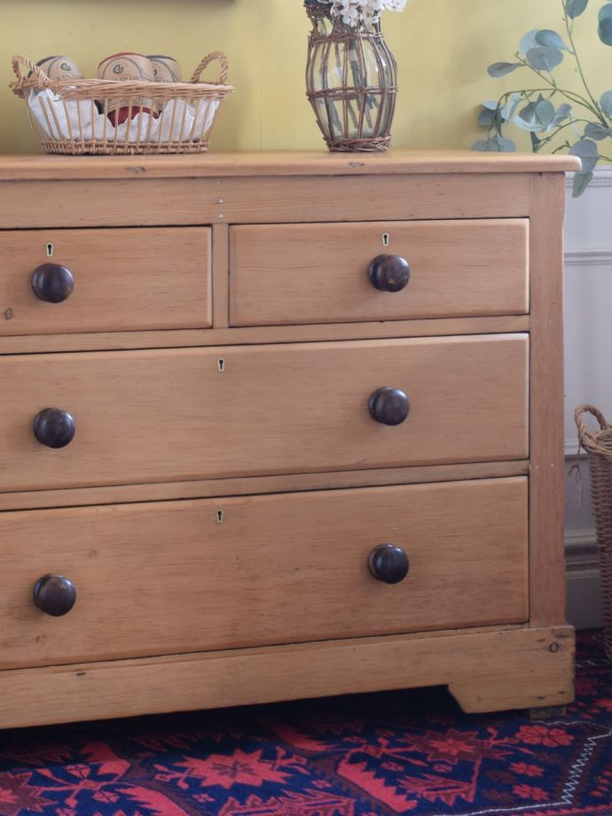 オールドパイン材の木目