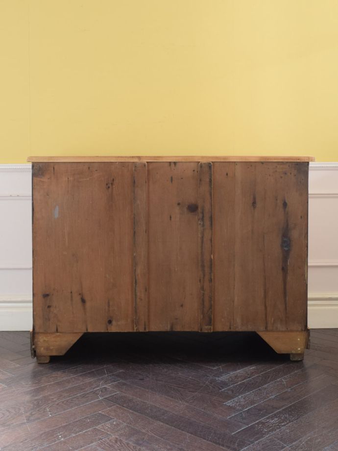 アンティークチェストの後ろ姿