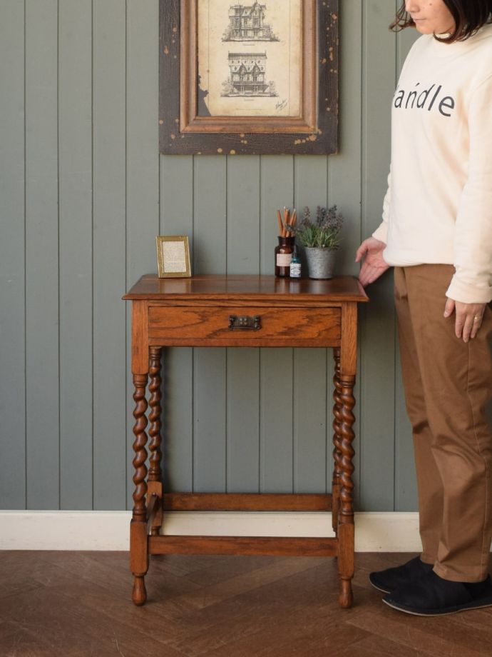 英国アンティークのコンソールテーブル