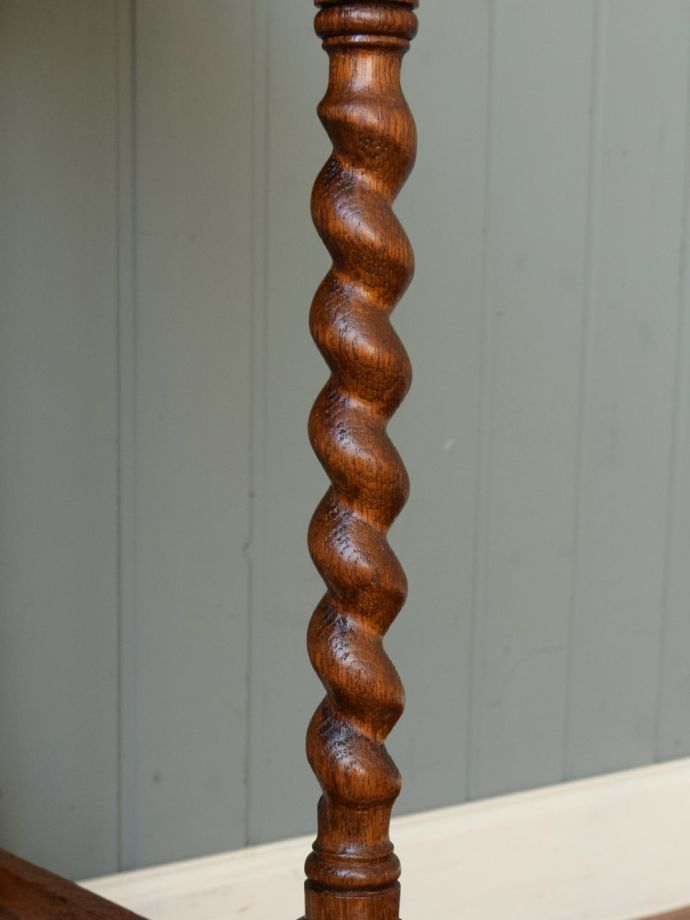 英国アンティーク家具らしい彫