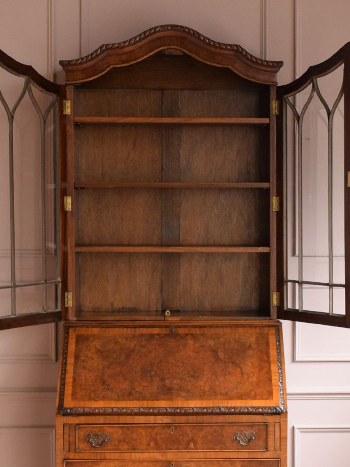 ビューローキャビネットの扉の中