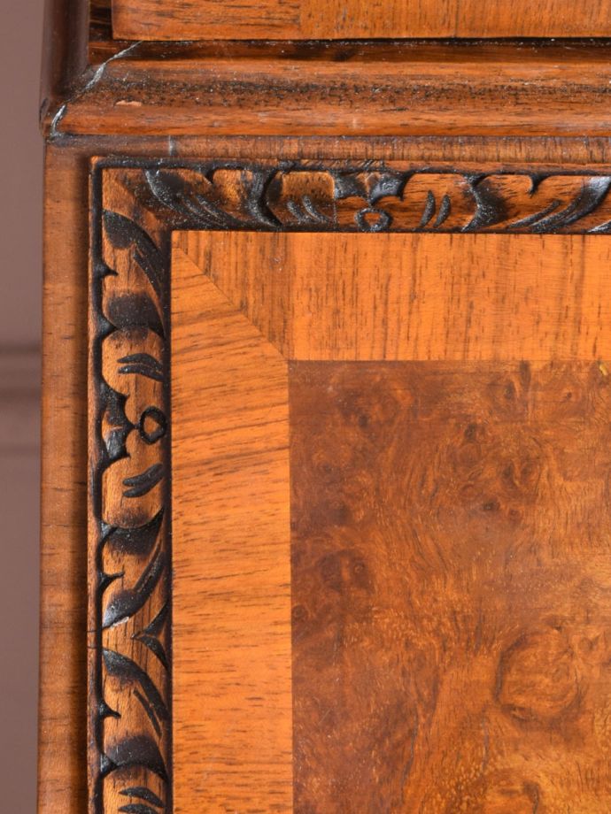 英国アンティーク家具らしい装飾