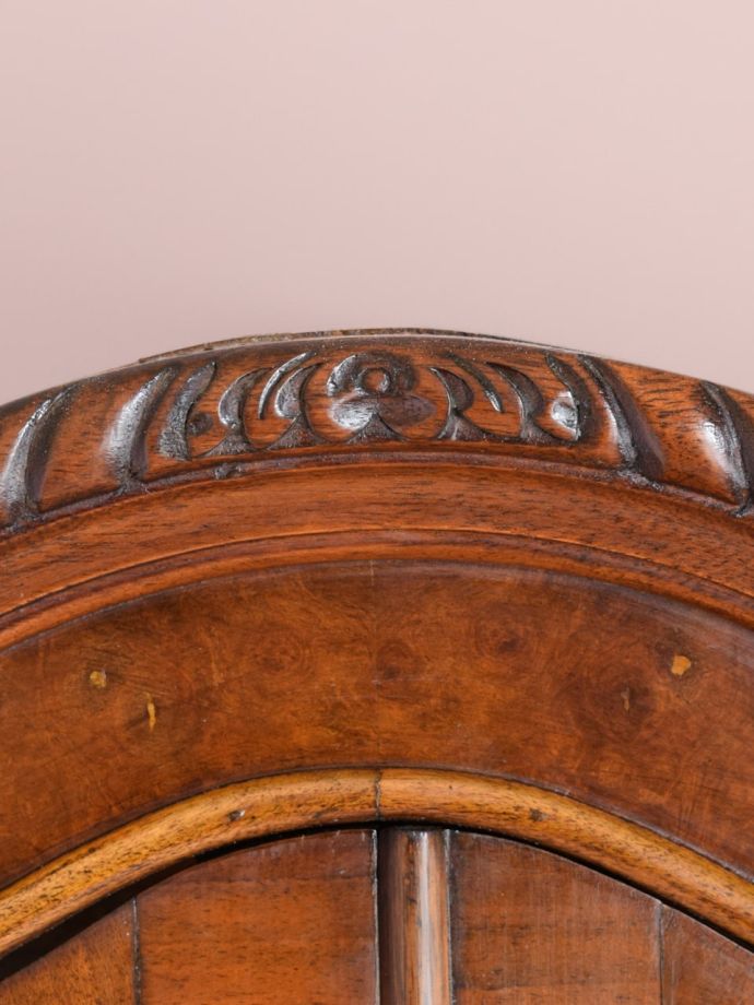 ビューローの華やかな装飾