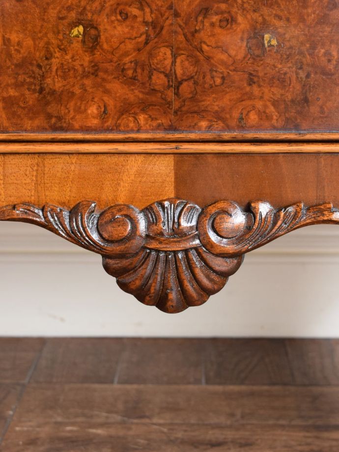 ビューローの華やかな装飾