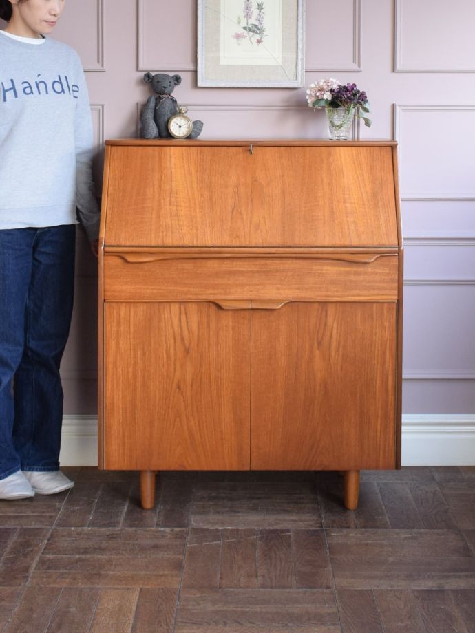 北欧スタイルのおしゃれなビューロー