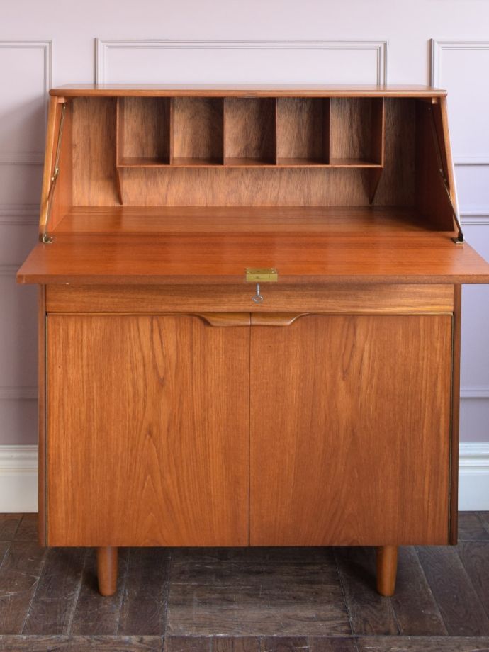 ビューローの扉の中