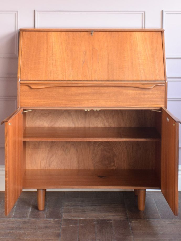 ビューローの扉の中