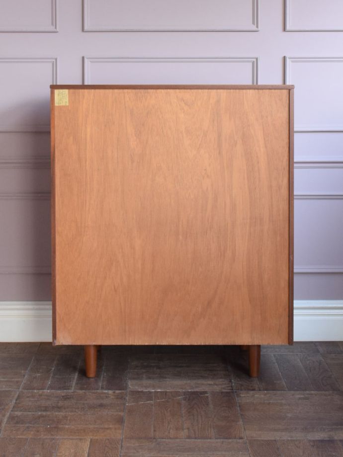 キャビネットの後ろ姿