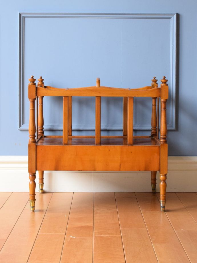 マガジンラックの後ろ姿