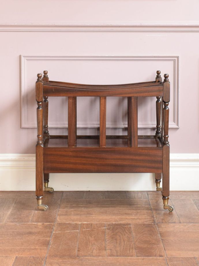 マガジンラックの後ろ姿