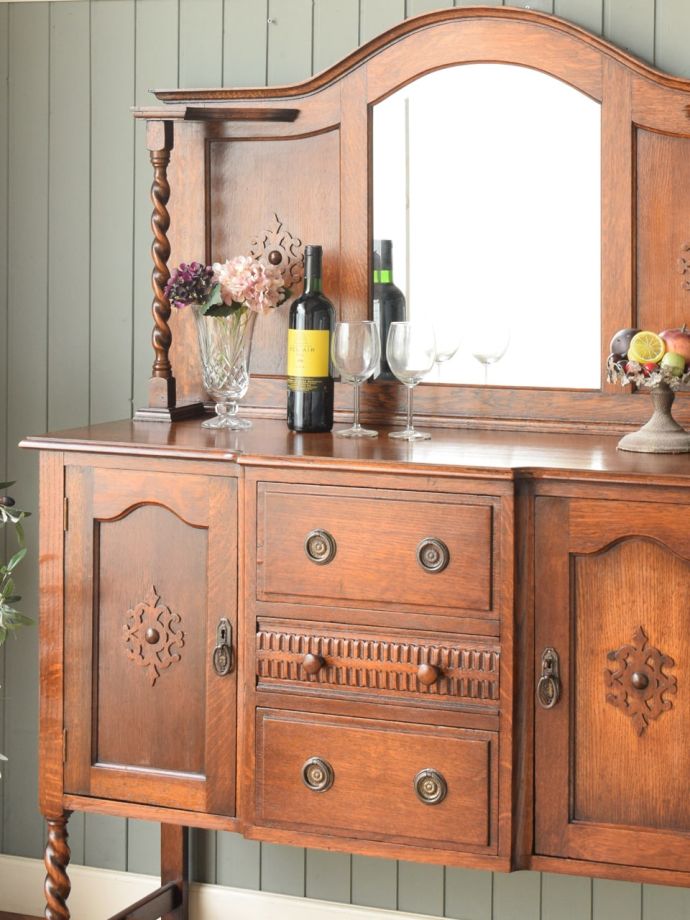 アンティーク家具らしさが漂うサイドボード