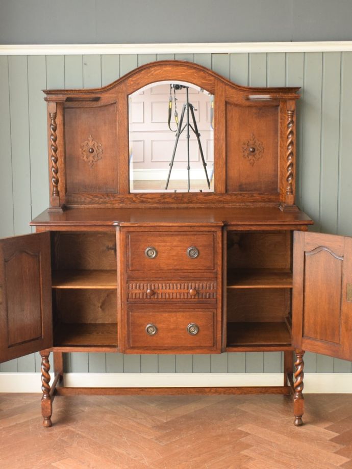 アンティークキャビネットの扉の中