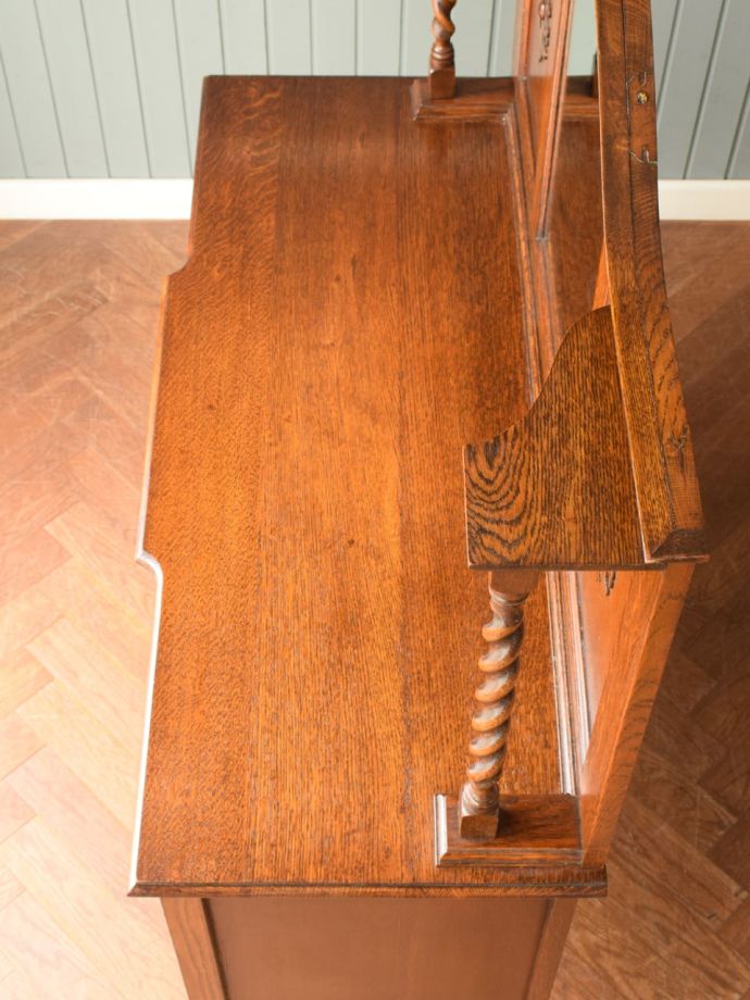 アンティークのサイドボードの天板