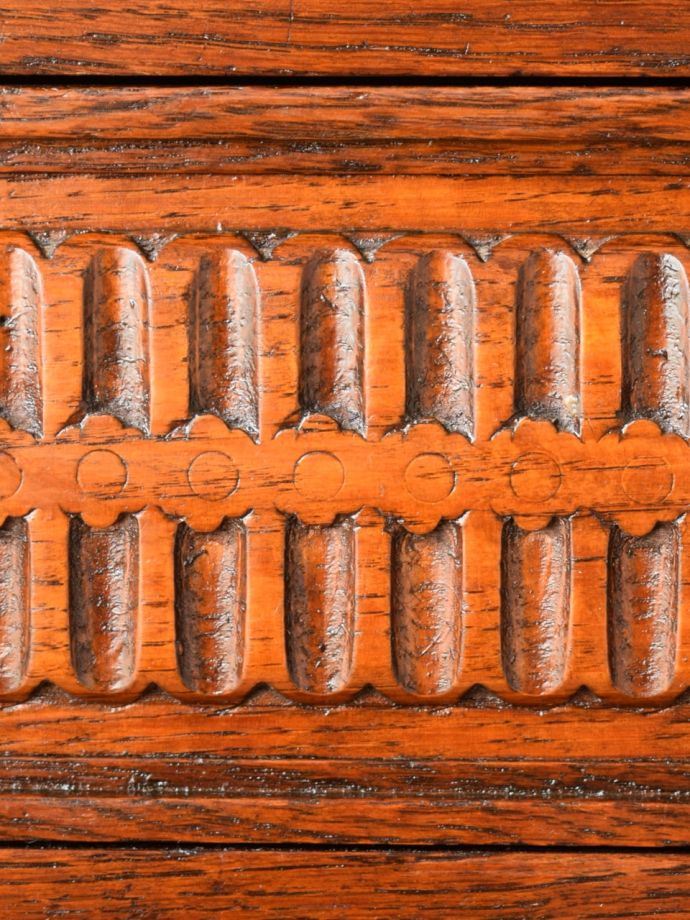 英国アンティーク家具らしい装飾