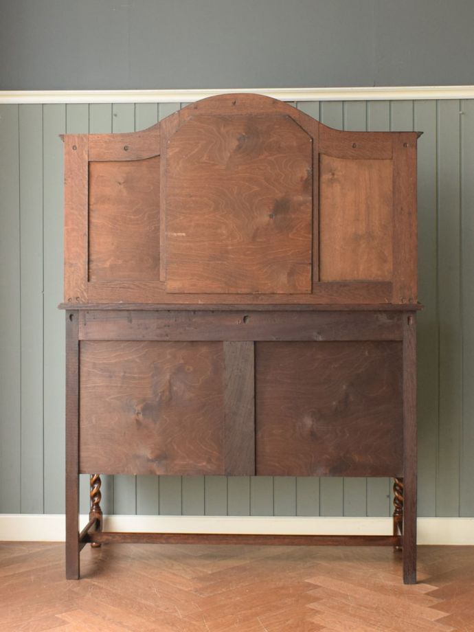 キャビネットの後ろ姿