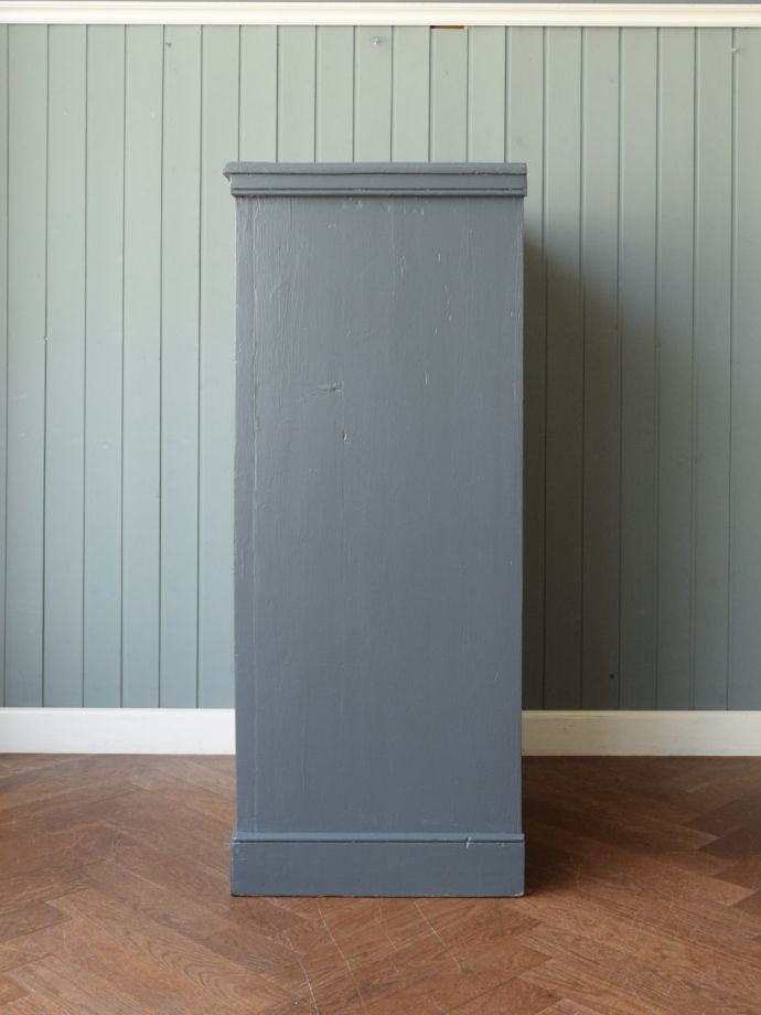 キャビネットの横顔