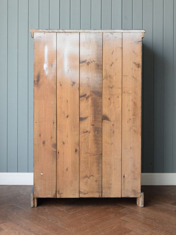 キャビネットの後ろ姿