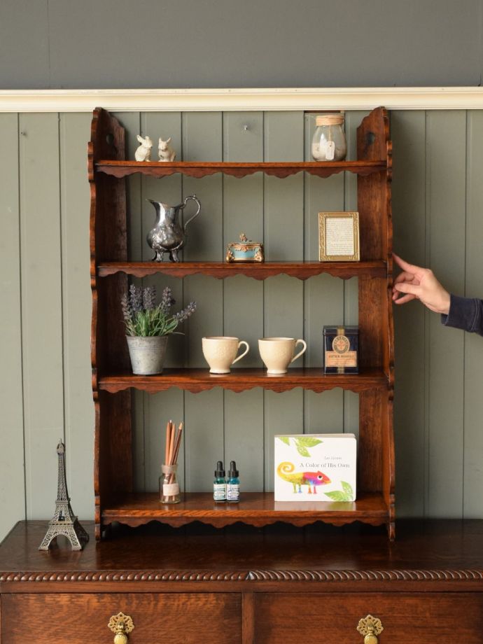 アンティークのオープンシェルフ