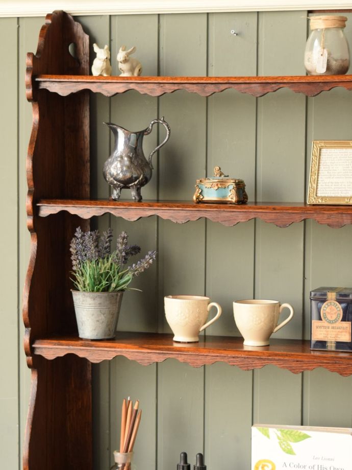 アンティーク家具らしさが漂うオープンシェルフ