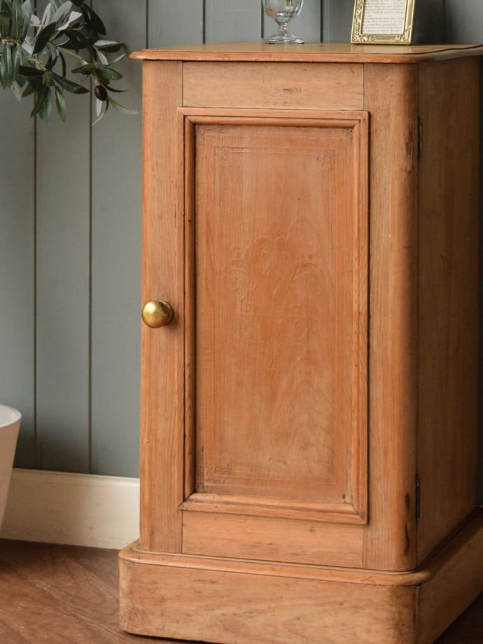 アンティーク家具らしい美しい杢目