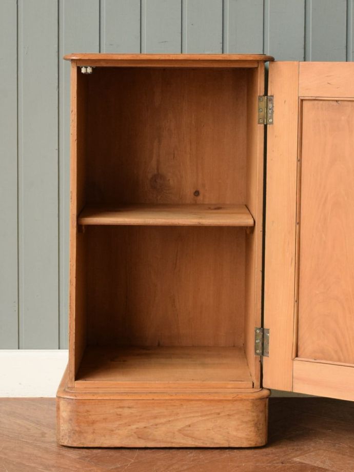 サイドキャビネットの扉の中