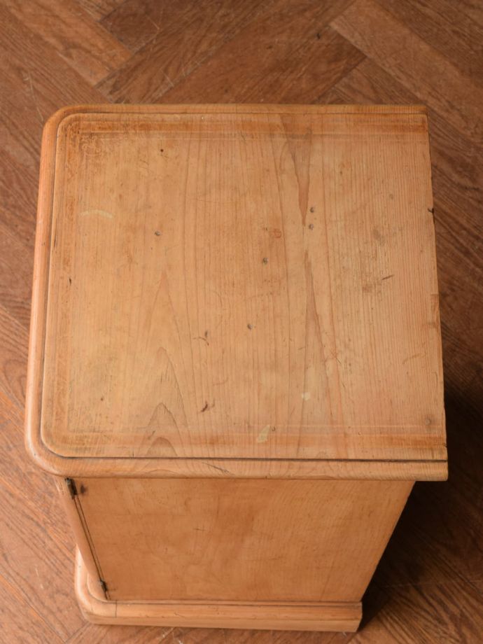 サイドキャビネットの天板