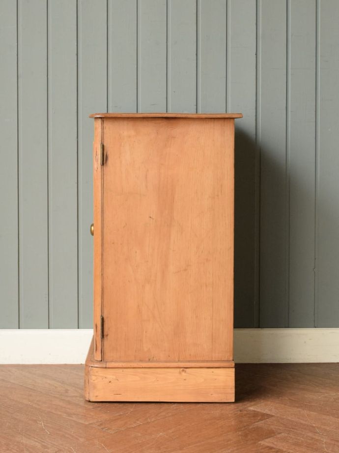 サイドキャビネットの側面