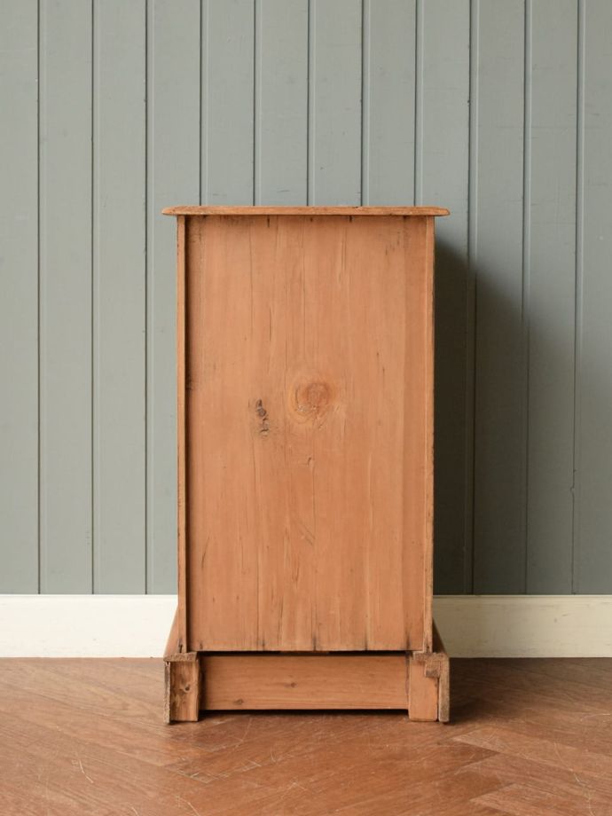 サイドキャビネットの後ろ姿