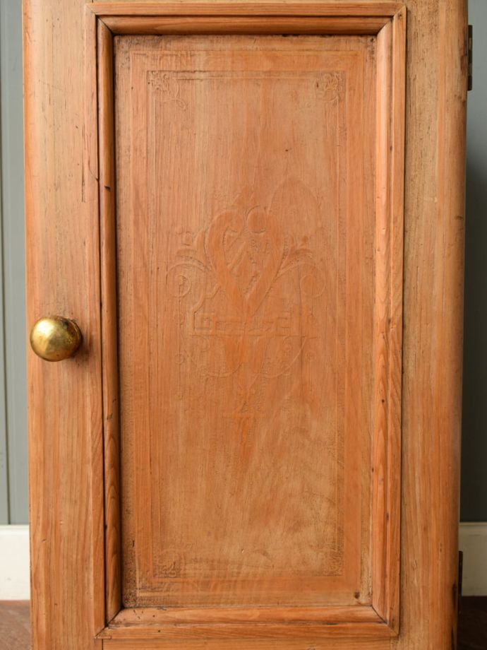 キャビネットの扉の模様