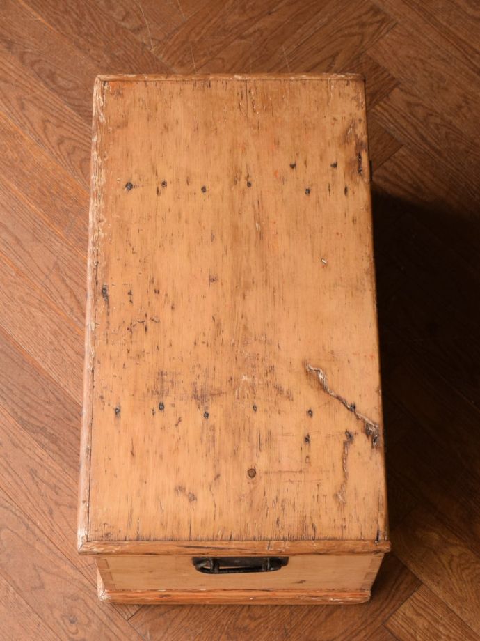 アンティークのブランケットボックスの天板