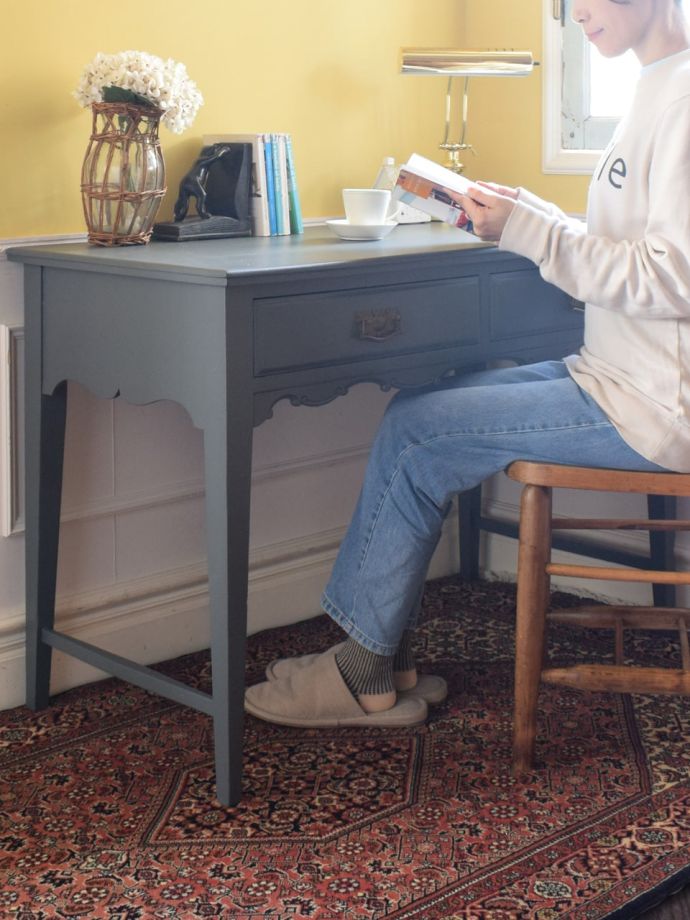 アンティークのテーブル