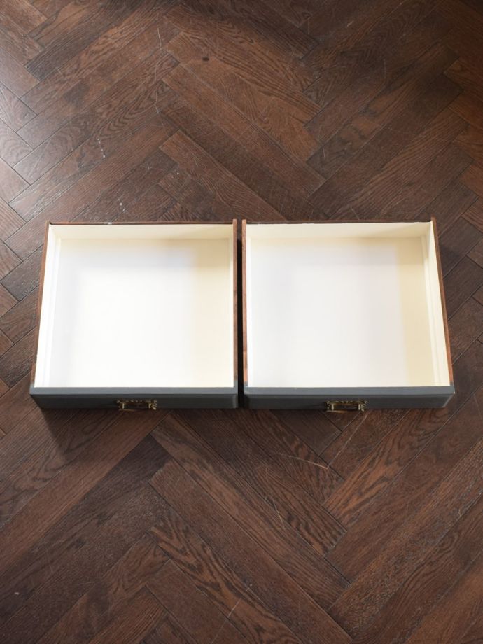 アンティーク家具の引き出しの中