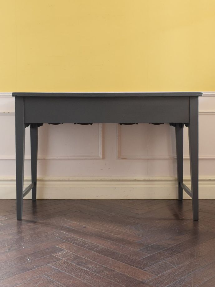 テーブルの後ろ姿