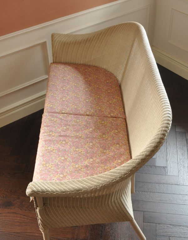 LIBERTYプリントのクッション付き