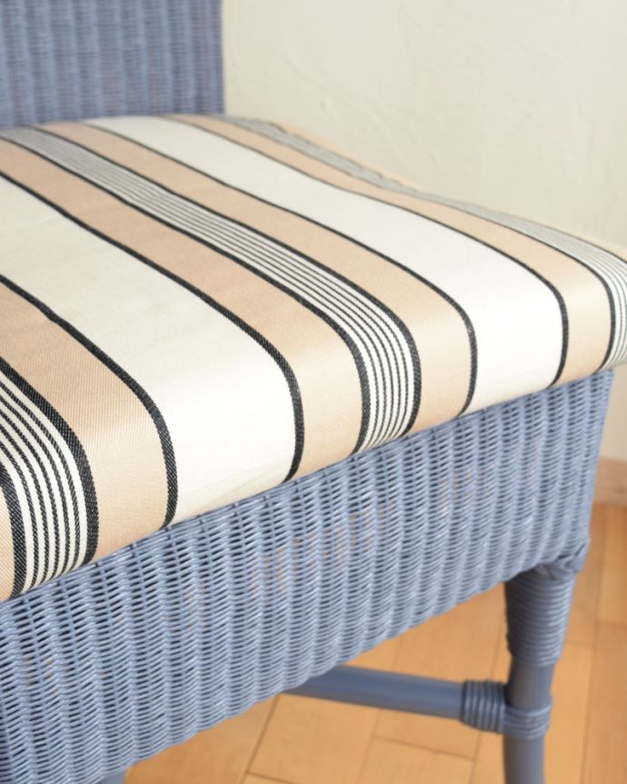ストライプ生地の座面