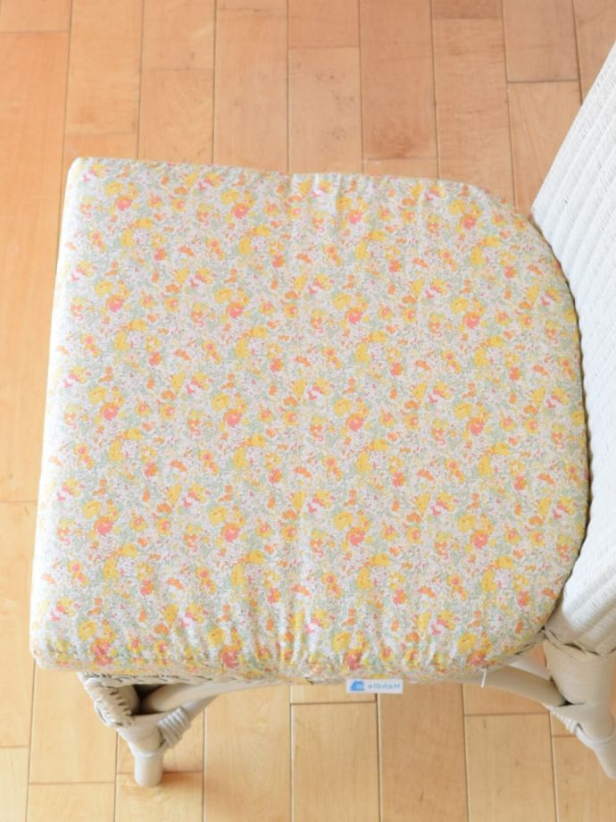 LIBERTYプリントのクッション付き