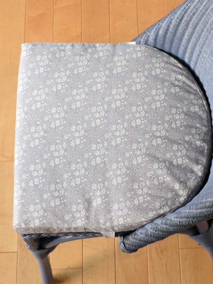 LIBERTYプリントのクッション付き