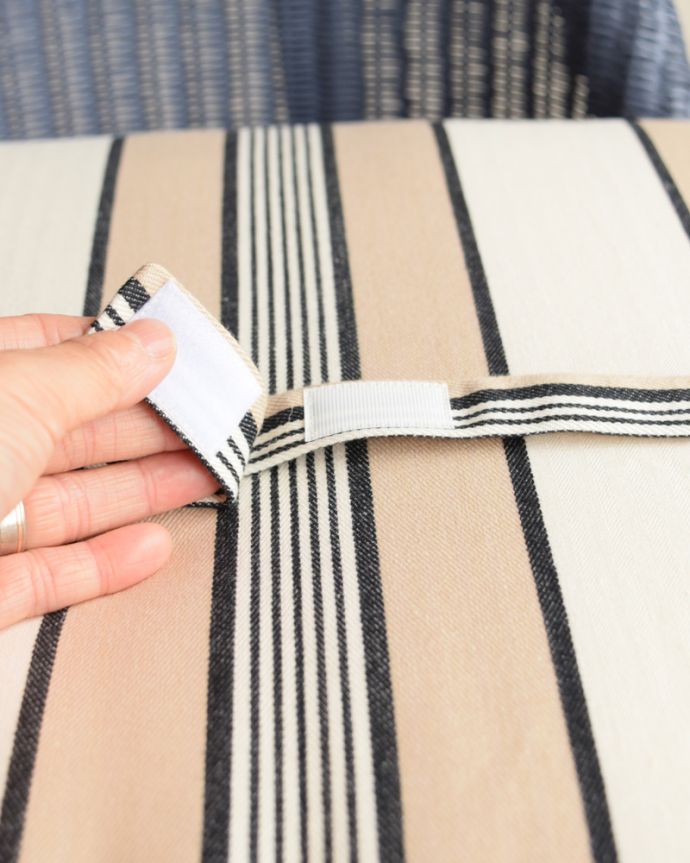 オリジナルロイド Handleオリジナル ロイドルームチェア(Dreamer's Tea)。クッションが落ちない様に裏で留められるようになっています。(hol-02dt)