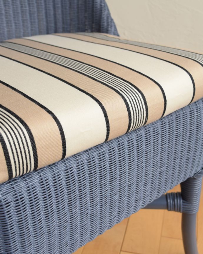 オリジナルロイド Handleオリジナル ロイドルームチェア(Dreamer's Tea)。クッションはクラシカルなストライプ生地です。(hol-02dt)