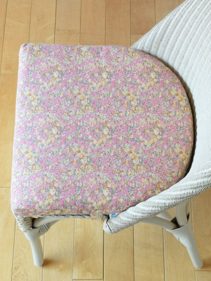 LIBERTYプリントのクッション付き