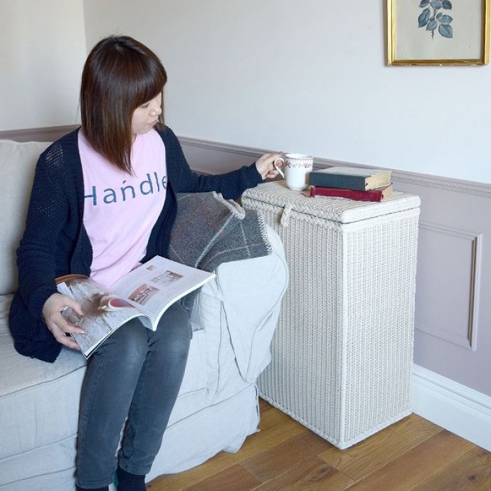 Handleオリジナル アンティーク風 ロイドルームのランドリーボックス、8色から選べるHandleオリジナルのロイドルーム。自分流の使い方で・・・高さがあるので、ソファの横に置いて使うのにちょうどいいんです。(hol-08)