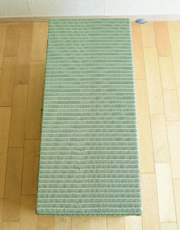 オリジナルロイド Handleオリジナルのロイドルームボックスベンチ(Herb Tea)。上から見ると・・・一番目立つ場所だから、修復の時、天板もキレイに仕上げました。(hol-09ht)